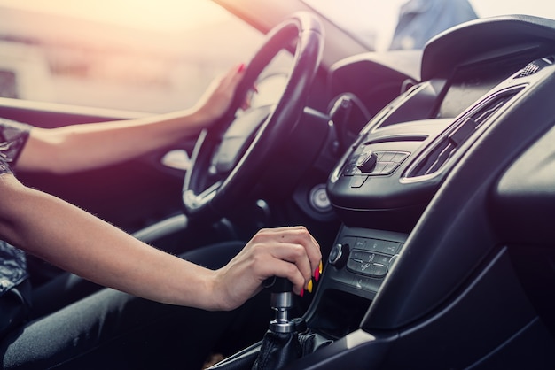 Manopola del cambio del cambio manuale del conducente femminile prima dell'inizio della corsa