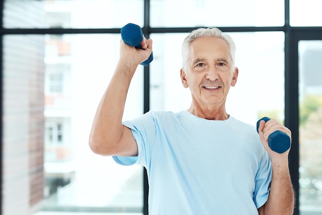 Mantenere uno stile di vita sano Inquadratura di un uomo anziano che si allena con i manubri