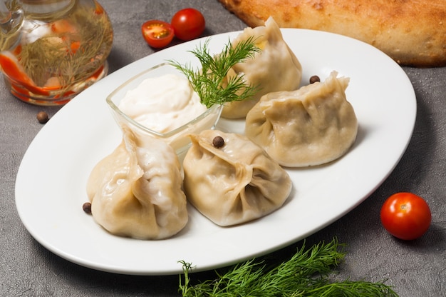 Manti o manty con agnello e cipolla tritati