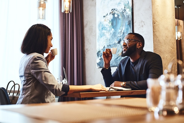 Mantieni la calma e pranza con due colleghi che pranzano nel ristorante dell'azienda