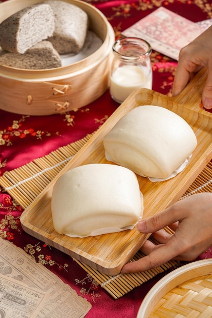 Mantou spesso indicato come panino al vapore cinese, è un tipo di pane o panino al vapore bianco e morbido