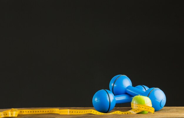 Manubri blu con mela verde e nastro di misurazione