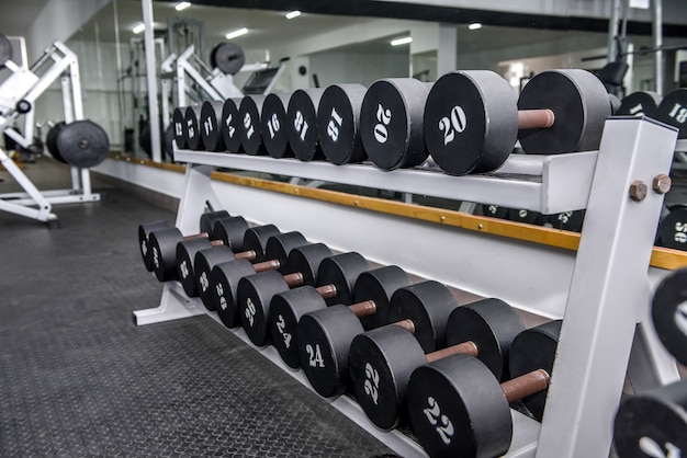 Manubri in palestra, attrezzature sportive da vicino