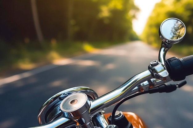 Manubrio di una moto durante una gita di piacere in montagna