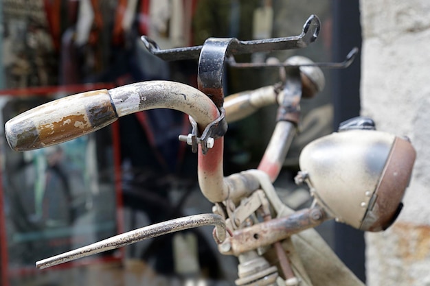 Manubrio di una vecchia bicicletta d'epoca