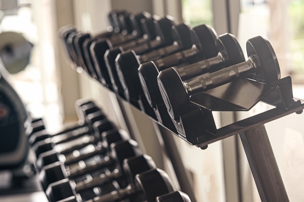 Manubrio nero impostato in palestra sul bancone. luce dalla finestra.