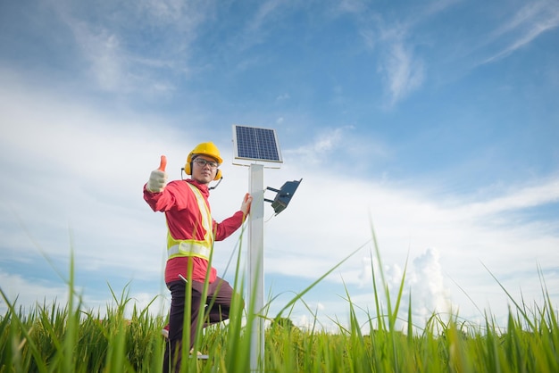 Manutentore durante l'installazione di pannelli solari fotovoltaici in terreni agricoli