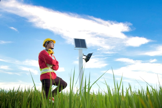 Manutentore durante l'installazione di pannelli solari fotovoltaici in terreni agricoli