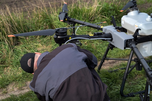 Manutenzione di un agrodrone da parte di un soldato agrari