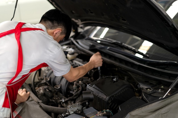 Manutenzione meccanica dell&#39;auto da lavoro