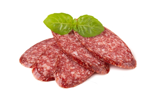 Manzo affumicato Salsiccia salame affettata con foglia di basilico closeup isolato su uno sfondo bianco