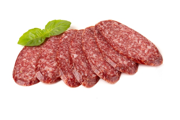 Manzo affumicato Salsiccia salame affettata in primo piano isolato su uno sfondo bianco