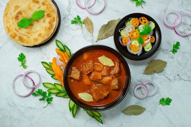 Manzo al curry servito Roti combinazione indonesiana stile di cibo malese.