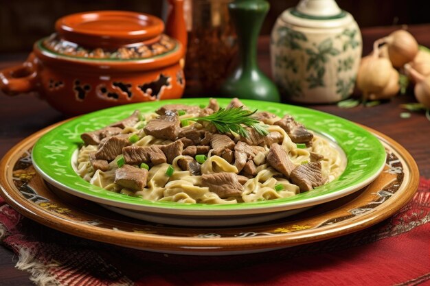 Manzo alla Stroganoff servito su un piatto di ceramica verde