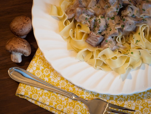 Manzo alla Stroganoff su pasta all'uovo.