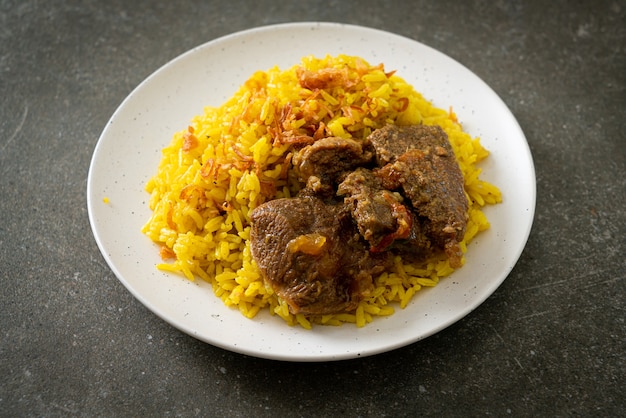 Manzo Biryani o riso al curry e manzo - Versione thailandese-musulmana del biryani indiano, con riso giallo profumato e manzo - Stile di cibo musulmano