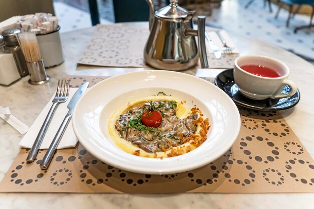 Manzo brasato di manzo alla Stroganoff con salsa su purè di patate Primo piano