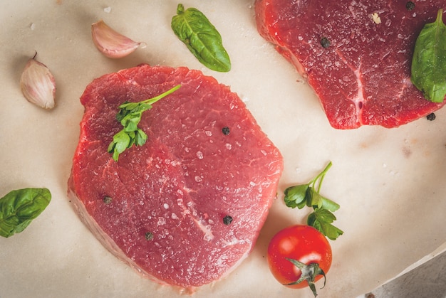 Manzo crudo, bistecca, cotoletta.