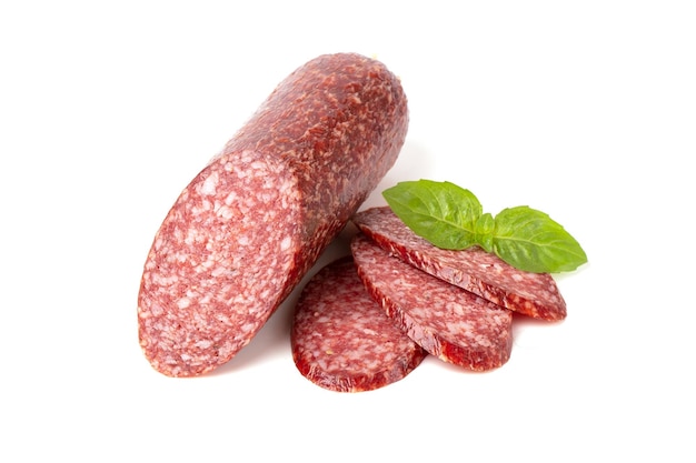 Manzo essiccato salame affumicato salsiccia basilico foglie primo piano isolato su uno sfondo bianco