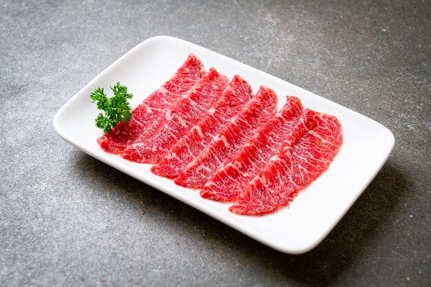 manzo fresco crudo affettato con consistenza marmorizzata servito per Sukiyaki e Shabu o Yakiniku