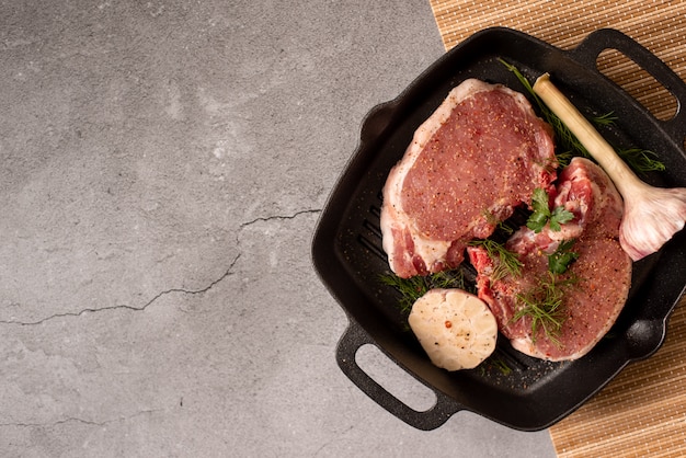 Manzo marmorizzato fresco crudo della carne su una leccarda pronta per cucinare