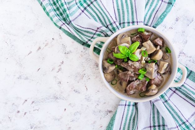 Manzo Stroganoff fegato di pollo e funghi