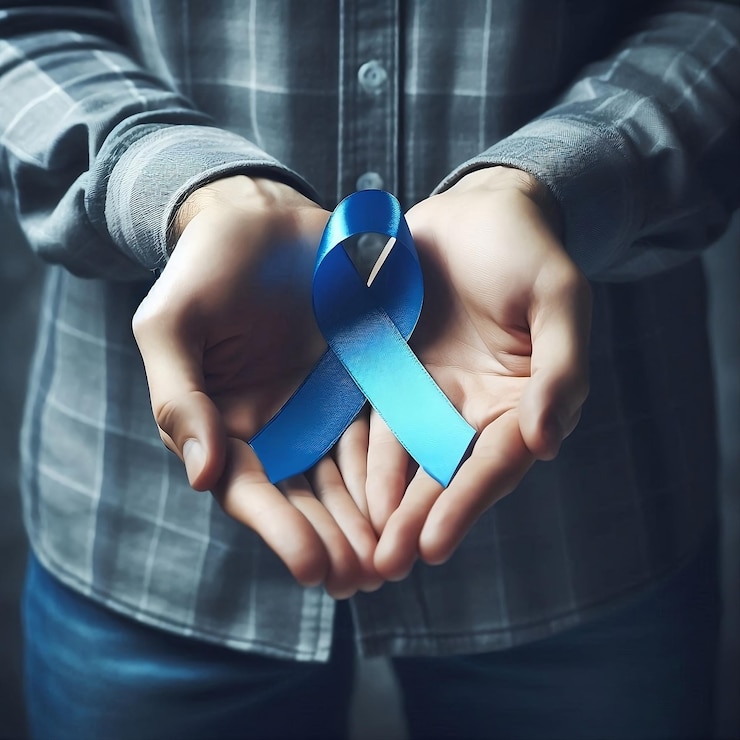 Foto maos masculinas segurando uma fita azul che representa o novembro azul