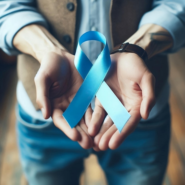 Foto maos masculinas segurando uma fita azul che representa o novembro azul