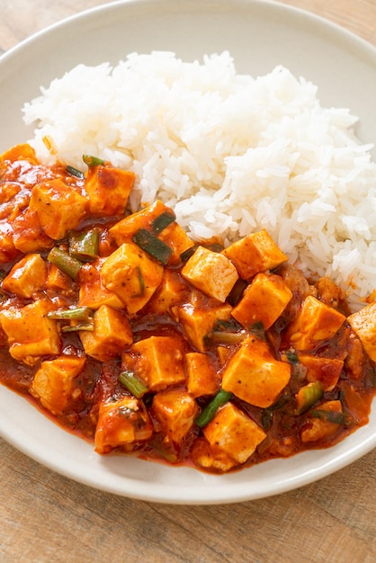 Mapo Tofu - Il piatto tradizionale del Sichuan a base di tofu di seta e carne macinata, ricco di sapore di mala dall'olio di peperoncino e grani di pepe del Sichuan - Stile alimentare asiatico