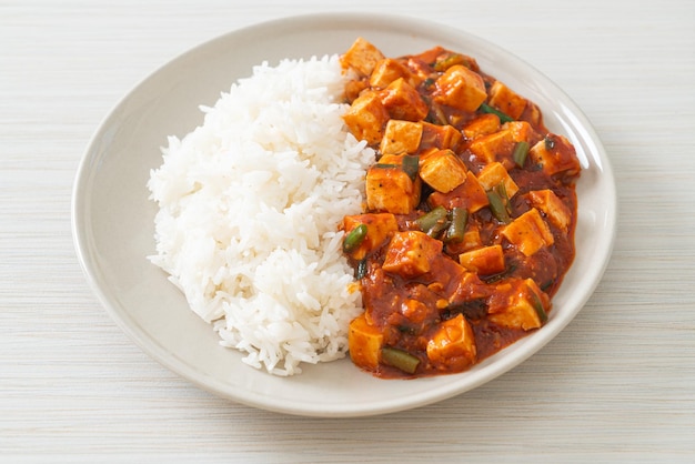 Mapo Tofu - Il piatto tradizionale del Sichuan a base di tofu di seta e carne macinata, ricco di sapore di mala dall'olio di peperoncino e grani di pepe del Sichuan - Stile alimentare asiatico