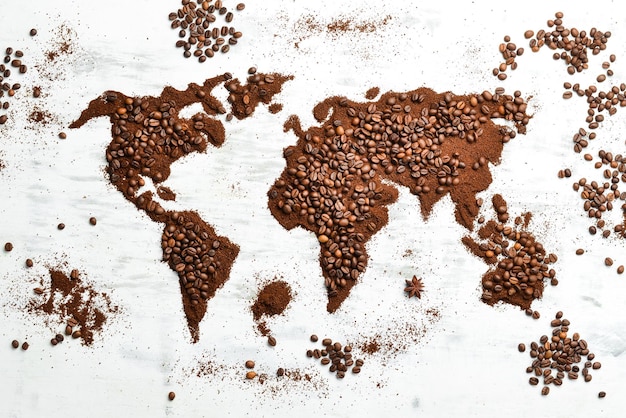 Mappa del mondo Chicchi di caffè profumati su sfondo bianco di legno Bevande tradizionali Vista dall'alto