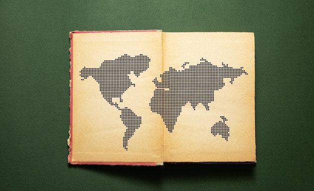 Mappa del mondo con un libro