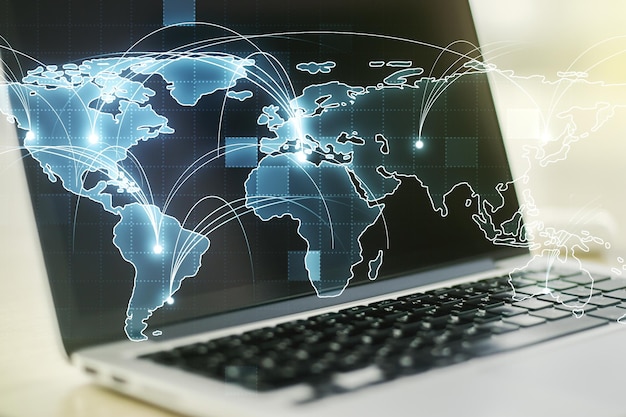 Mappa del mondo digitale grafica astratta con connessioni su sfondo di computer moderno concetto di globalizzazione Multiexposure