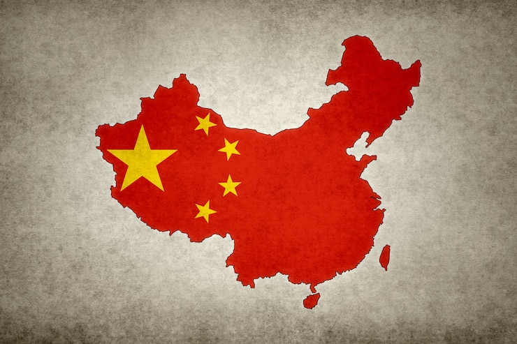 Foto mappa della cina con la sua bandiera stampata su una vecchia carta