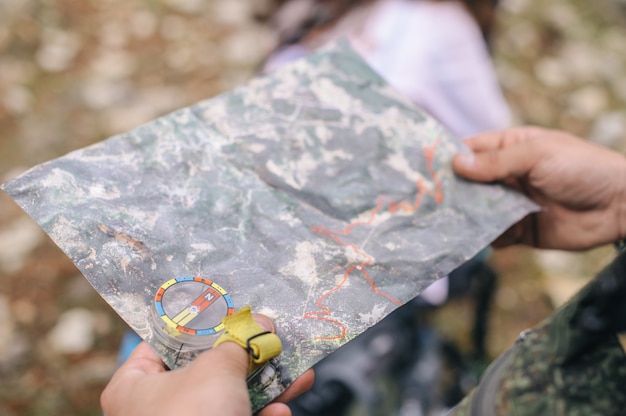 Mappa di viaggio sul tavolo