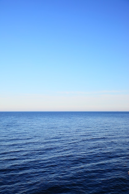 Mar Baltico - bellissimo paesaggio marino con orizzonte marino e cielo azzurro chiaro