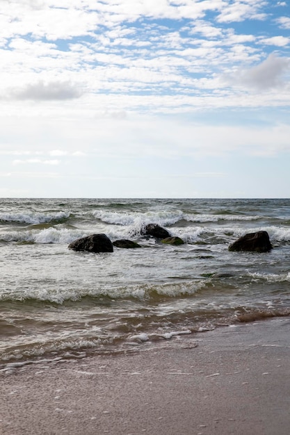 Mar Baltico nel periodo estivo di agosto sul Mar Baltico freddo con tempo soleggiato