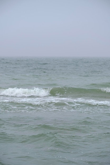 Mar Baltico ondulato in tempo nebbioso autunnale