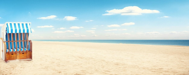 Mar Baltico tempestoso con sedie a sdraio e dune costiere