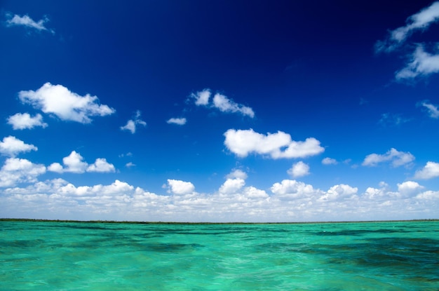 Mar dei Caraibi e cielo perfetto
