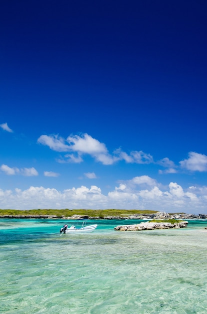 Mar dei Caraibi e cielo perfetto