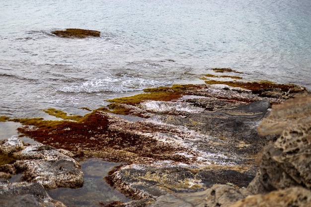 Mar Mediterraneo che colpisce le rocce al largo della costa