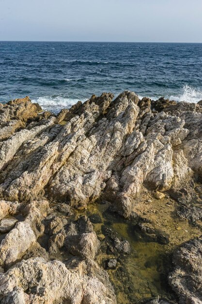 Mar Mediterraneo che si schianta contro le rocce dell'isola spagnola di Maiorca, Ibiza, Spagna.