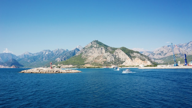 Mar Mediterraneo e montagne, porto di Antalya, Turchia