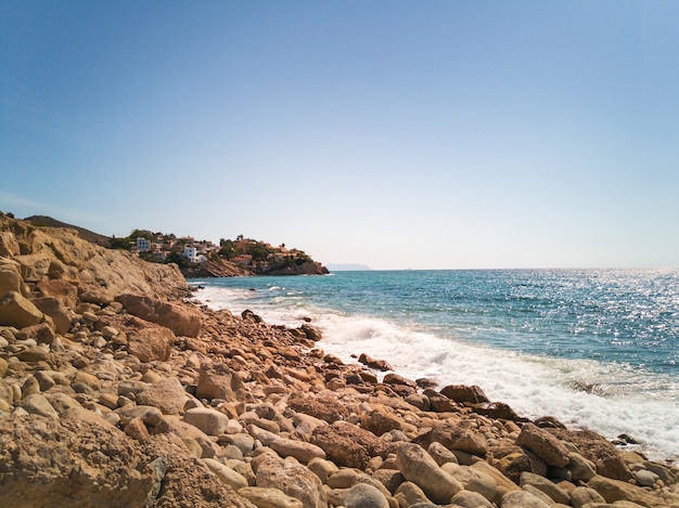 Mar Mediterraneo e spiaggia di pietra in una giornata di sole