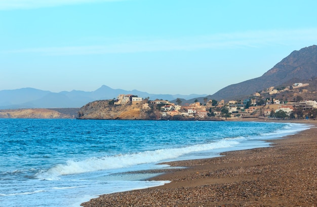 Mar Mediterraneo mattina estate spiaggia sulla costa non lontano da Mazarron (Murcia, Spagna).