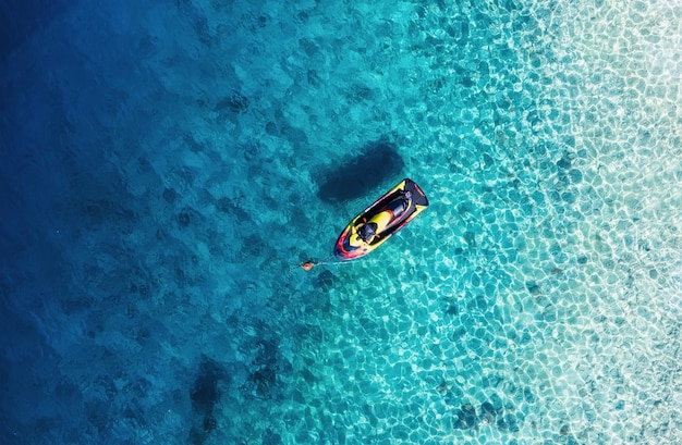 Mar Mediterraneo Seascape con scooter Veduta aerea di scooter galleggiante sul mare blu in una giornata di sole Vista dall'alto dal drone sulla spiaggia e sul mare azzurro Viaggia e rilassati immagine