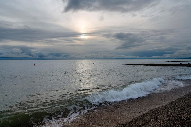 Mar Nero sulla costa di Sochi contro il cielo al tramonto Sochi Krasnodar Krai Russia