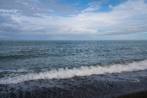 Mar Nero sulla costa di Sochi e una spiaggia di ciottoli in una giornata di sole con nuvole Sochi Territorio di Krasnodar Russia