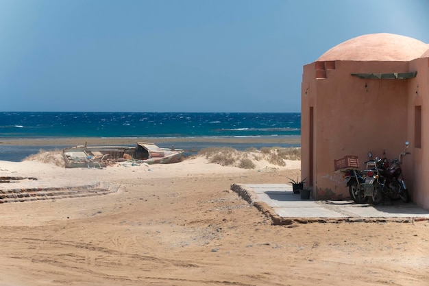 Mar Rosso Casa sulla riva con una barca abbandonata